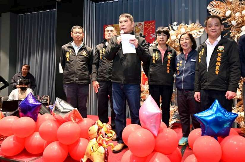 後龍鎮農會辦年終尾牙 縣長鍾東錦獻唱「挽仙桃」與農友同樂