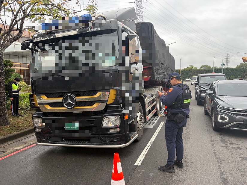 中和警年節前夕強力攔查大型車 保障用路人安全