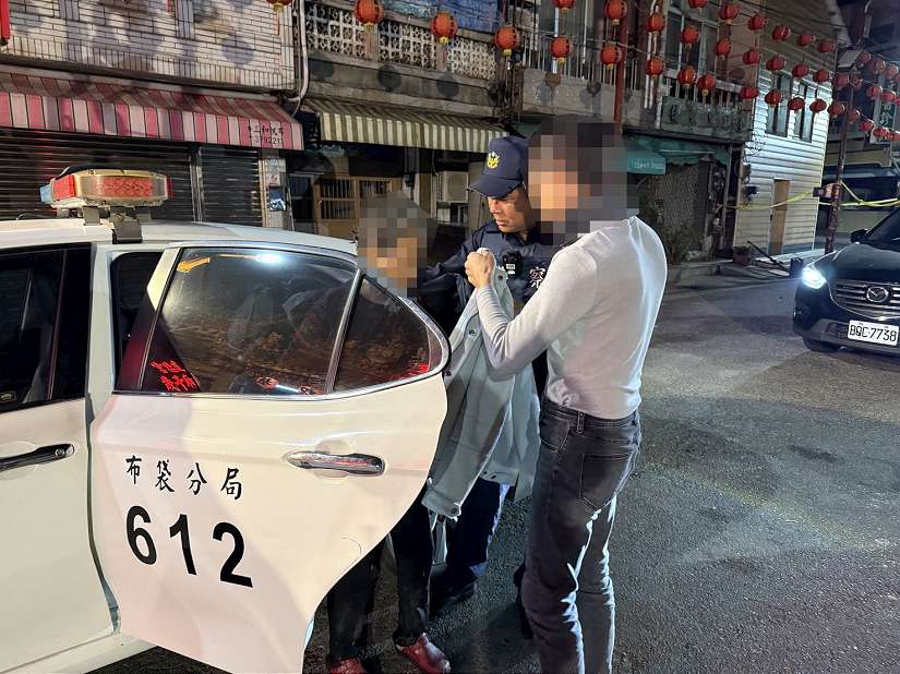 寒夜落水蜷縮屋簷下　布袋警暖心護送失智老婦返家