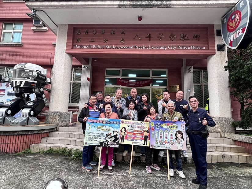 年節將至暖心送祝福 里長攜書法名家揮毫