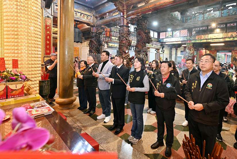 鍾東錦年初一到廟裡祈福並發放馬年福袋向鄉親拜年