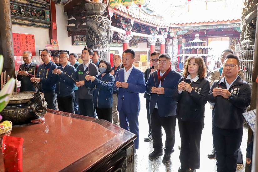 翁章梁大年初二走春發紅包，鄉親攜家帶眷排隊領福氣