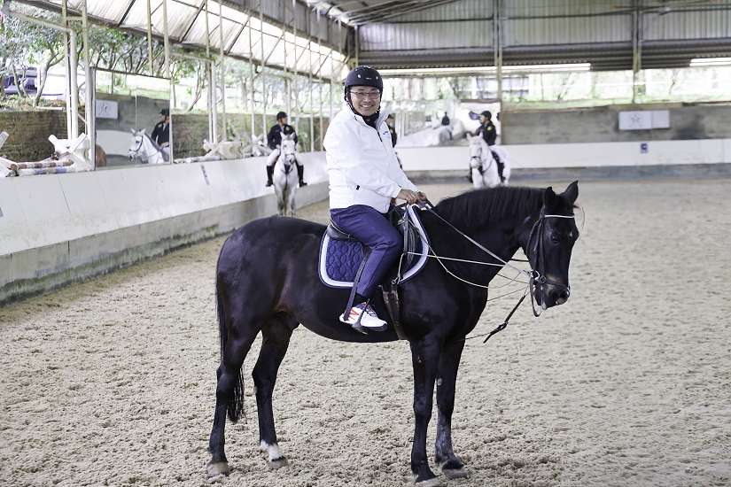 侯友宜化身一日騎警 首次與「卡通」近距離接觸萌翻全場