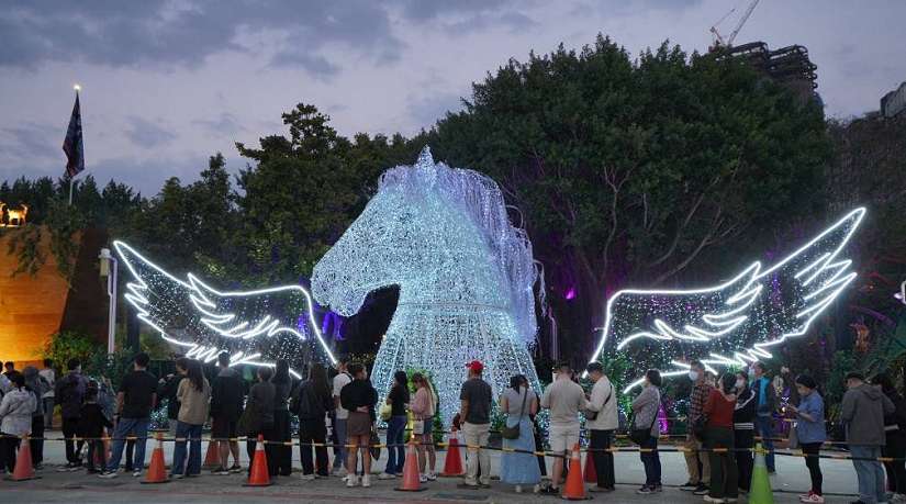 2026中台灣燈會「驚蟄界」人氣爆棚！建設局打造沉浸式光影體驗邀您走進奇幻春天森林