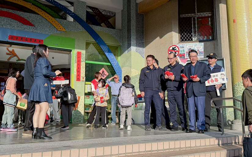 年後開學首日 南港警守護學童安心上學