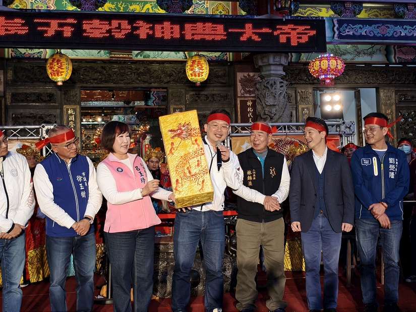 龍潭元宵迎古董接財神　蘇俊賓手繪花燈助攻龍潭燈會