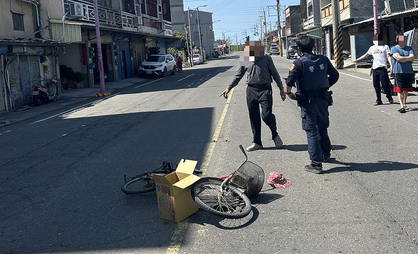 8旬婦人路倒驚險一瞬 布袋暖警即刻守護送醫