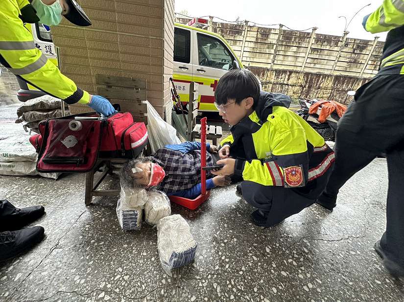 警方即時援助　協助路倒老婦送醫救治
