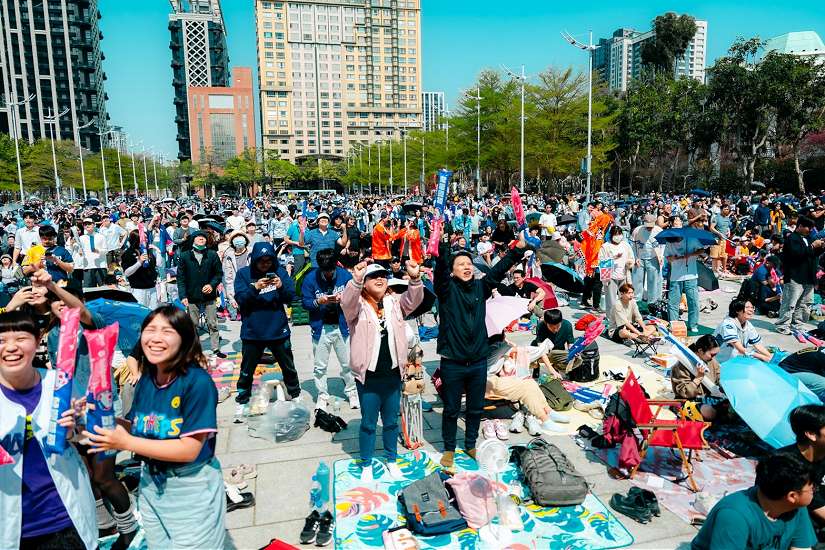 破萬球迷湧台中府前廣場抗韓！全台唯一互動Cam如臨球場　張育成開轟全壘打　幸運球迷抱回公仔