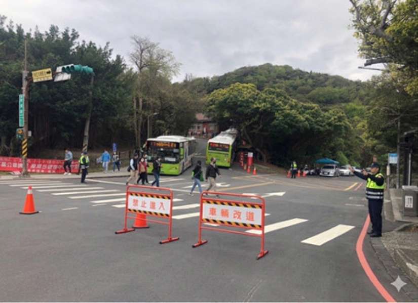 最遙遠的距離，是前往墓園追思，車卻開不進去！ 配合北市警交通管制 搭乘掃墓公車一路順暢