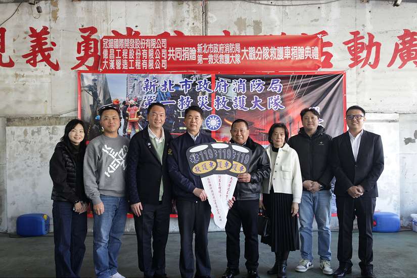 深耕地方20 年里長賴金龍攜手建設企業 捐贈高頂救護車