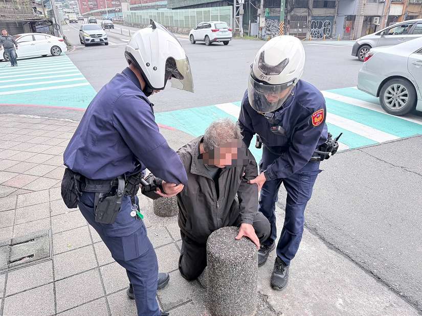 年長老翁突跌倒路旁 基一警即刻上前關懷