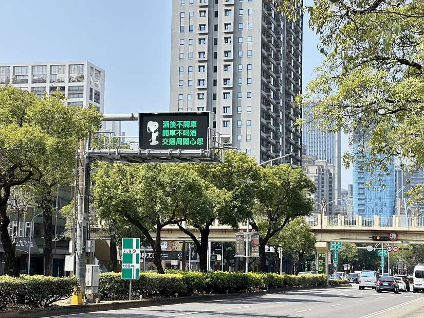 卡通巨星再次現蹤台中街頭！交通局讓等公車再添趣味