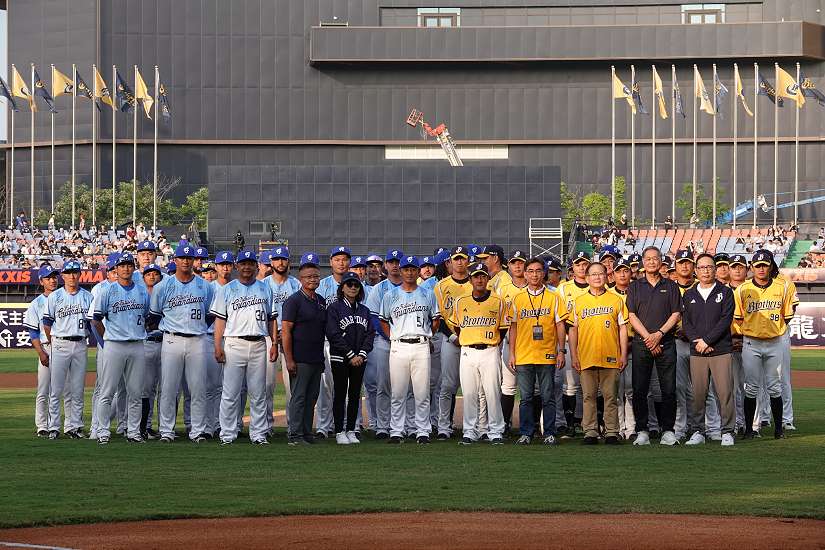 中職37年洲際首戰破萬人！蕭煌奇熱血首唱、戴資穎驚喜開球　中信兄弟主場開幕嗨翻全場