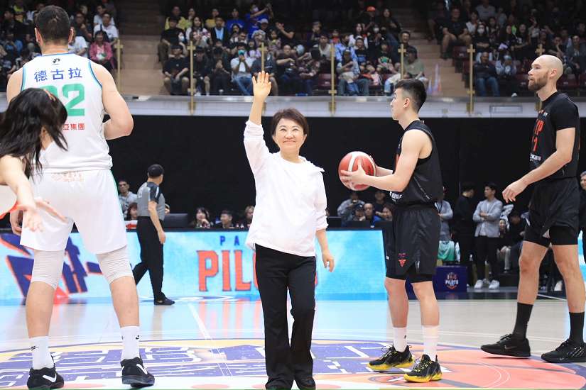 領航猿移師洲際迷你蛋開戰 盧市長開球號召球迷力挺