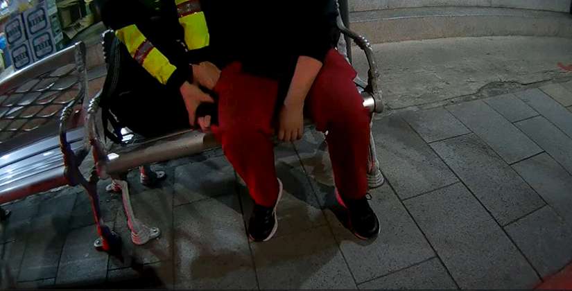 女子情緒失控持美工刀爆哭 士林警機警奪刀送醫阻悲劇