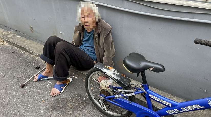 老翁迷途坐路旁  長竹警助返家