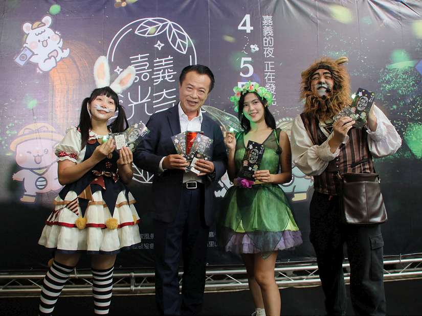 嘉義縣螢火蟲季推出推廣生態教育的注音版導覽摺頁