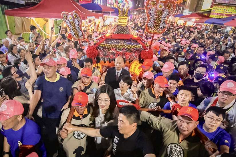 農曆3月迎媽祖掀熱潮！大甲媽昨晚起駕 盧市長赴鎮瀾宮扶轎送駕 祈願台灣平安風調雨順