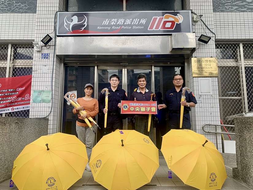 警民攜手遞關懷　 愛心雨傘暖人心
