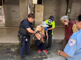 老嫗路倒警即時援助　暖心護送平安返家