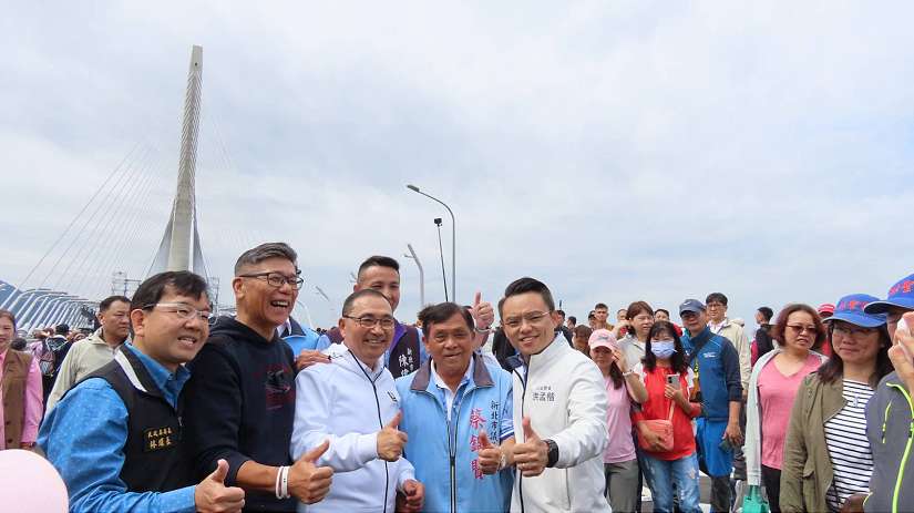 見證世紀地標！淡江大橋健行創紀錄，十萬人潮擠爆淡水搶走「一生期待之路」