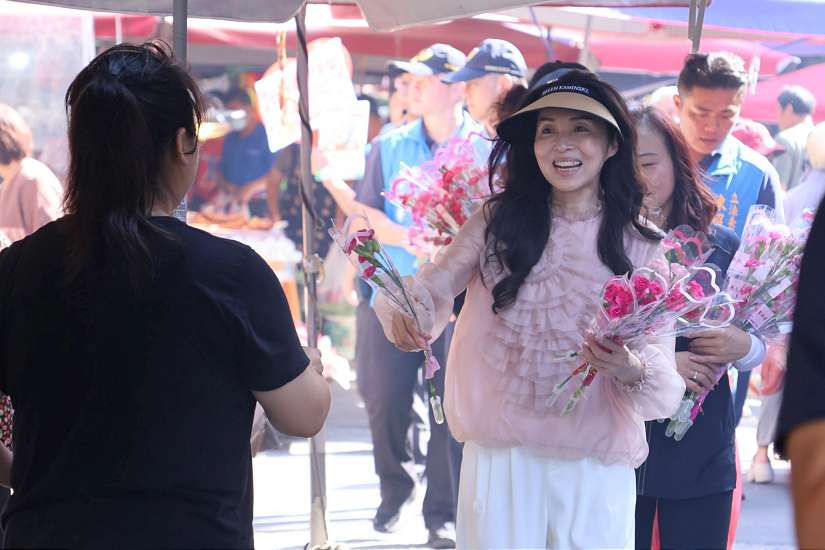 縣長夫人前往市場防火宣導發放康乃馨 迎接母親節