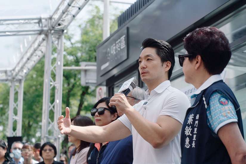 全臺首座戶外負壓式吸菸室啟用 蔣萬安：臺北邁向無菸城市新里程碑