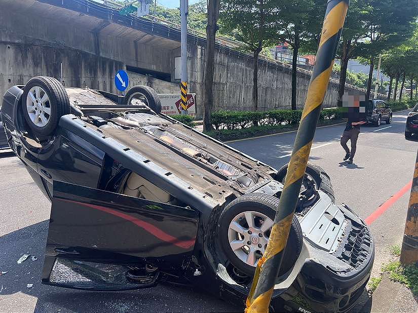 自撞電線桿車輛翻覆 警消即刻排除狀況
