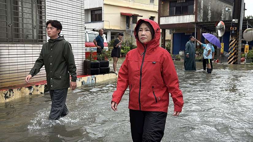 豪雨造成屏東多處積淹水 周春米赴各地視察掌握災情 要求加速抽排恢復通行