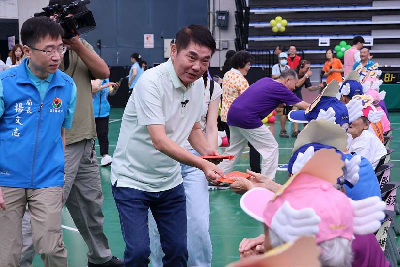 阿公阿嬤尬舞秀熱情登場 縣長及賴副縣長肯定長輩們的活力