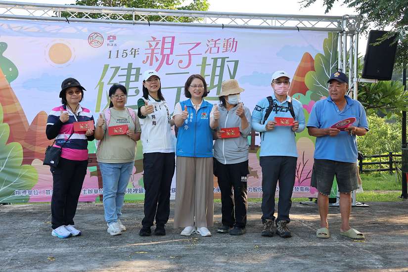 苑裡香茅古道健行登場 賴副縣長提醒民眾補充水分
